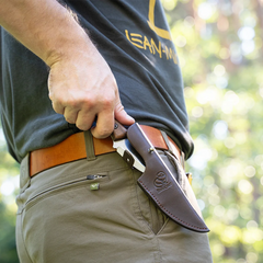 Couteau Bushcraft en Acier au Carbone Manche en Noyer avec Étui en Cuir – BSH7 Wild Harvest