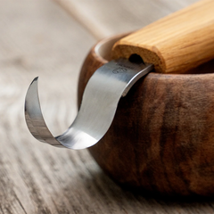 Cuchillo para tallar cucharas (25 mm) con mango de roble - SK1 Oak