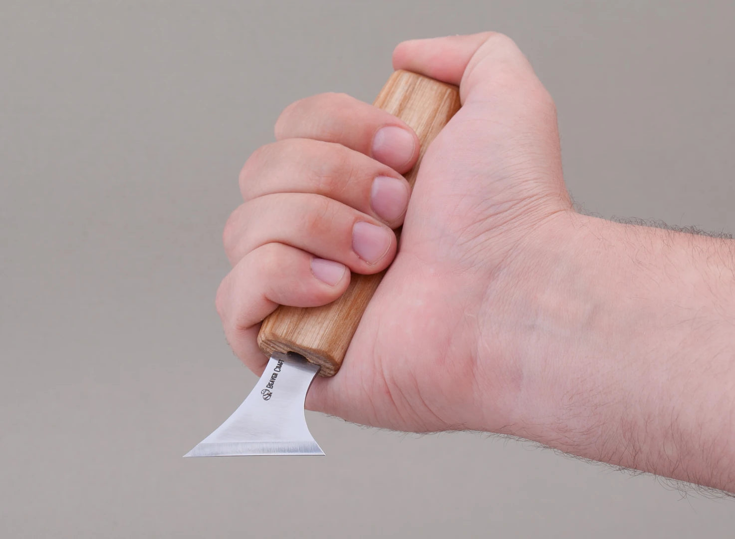geometric knife C10 in palm