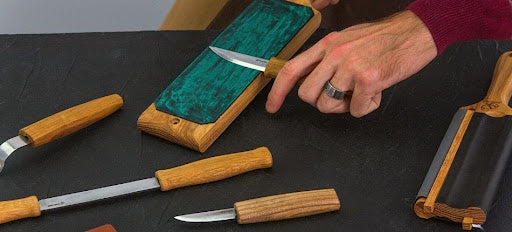 Knives sharpening and stropping
