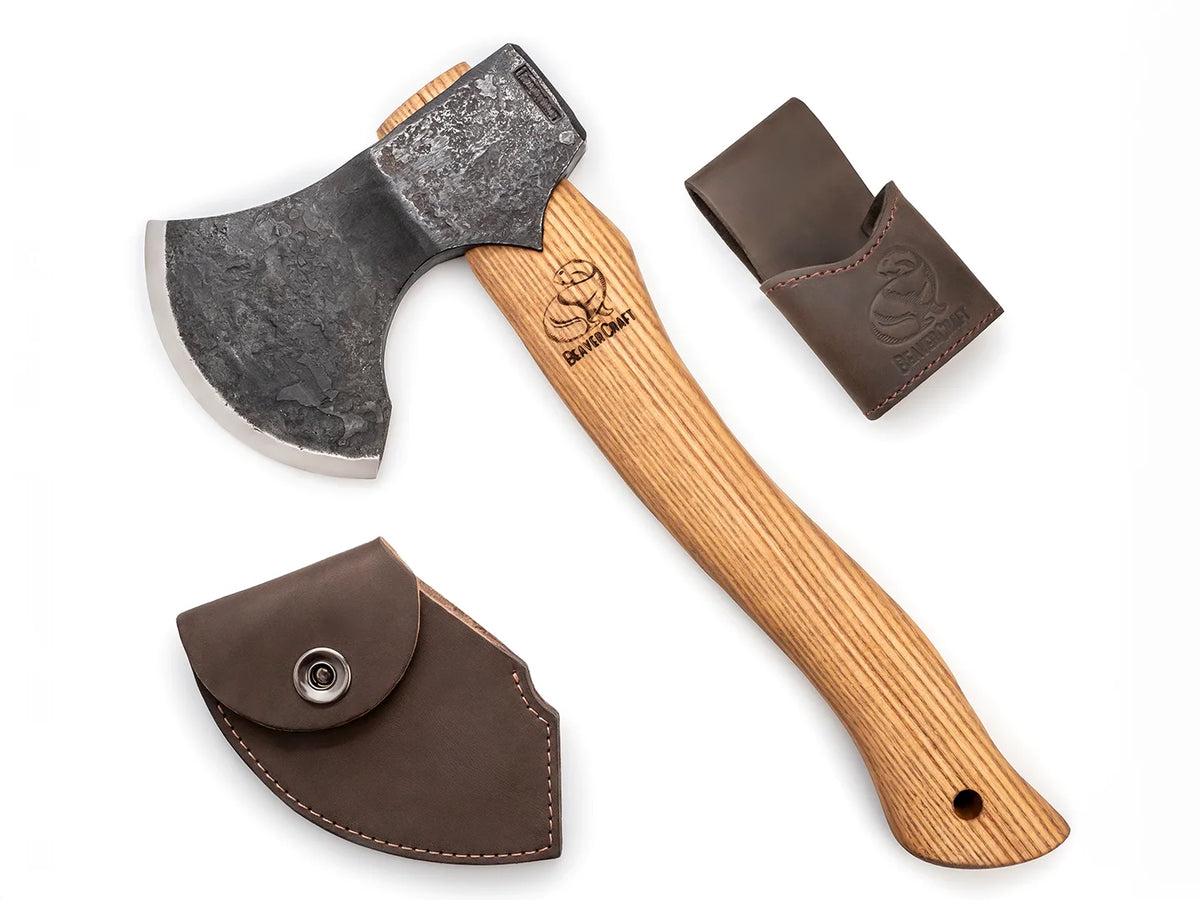 Acheter BeaverCraft AX3 - Hachette à fendre Woodcraft Bushcraft avec fourreau en cuir AX3 ? | votre spécialiste Beavercraft Acheter BeaverCraft AX3 - Hachette à fendre Woodcraft Bushcraft avec fourreau en cuir AX3 ? | votre spécialiste Beavercraft