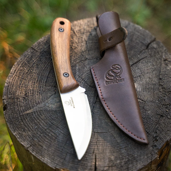 Cuchillo Bushcraft de Acero al Carbono con Mango de Nogal y Funda de Cuero - BSH7 Wild Harvest