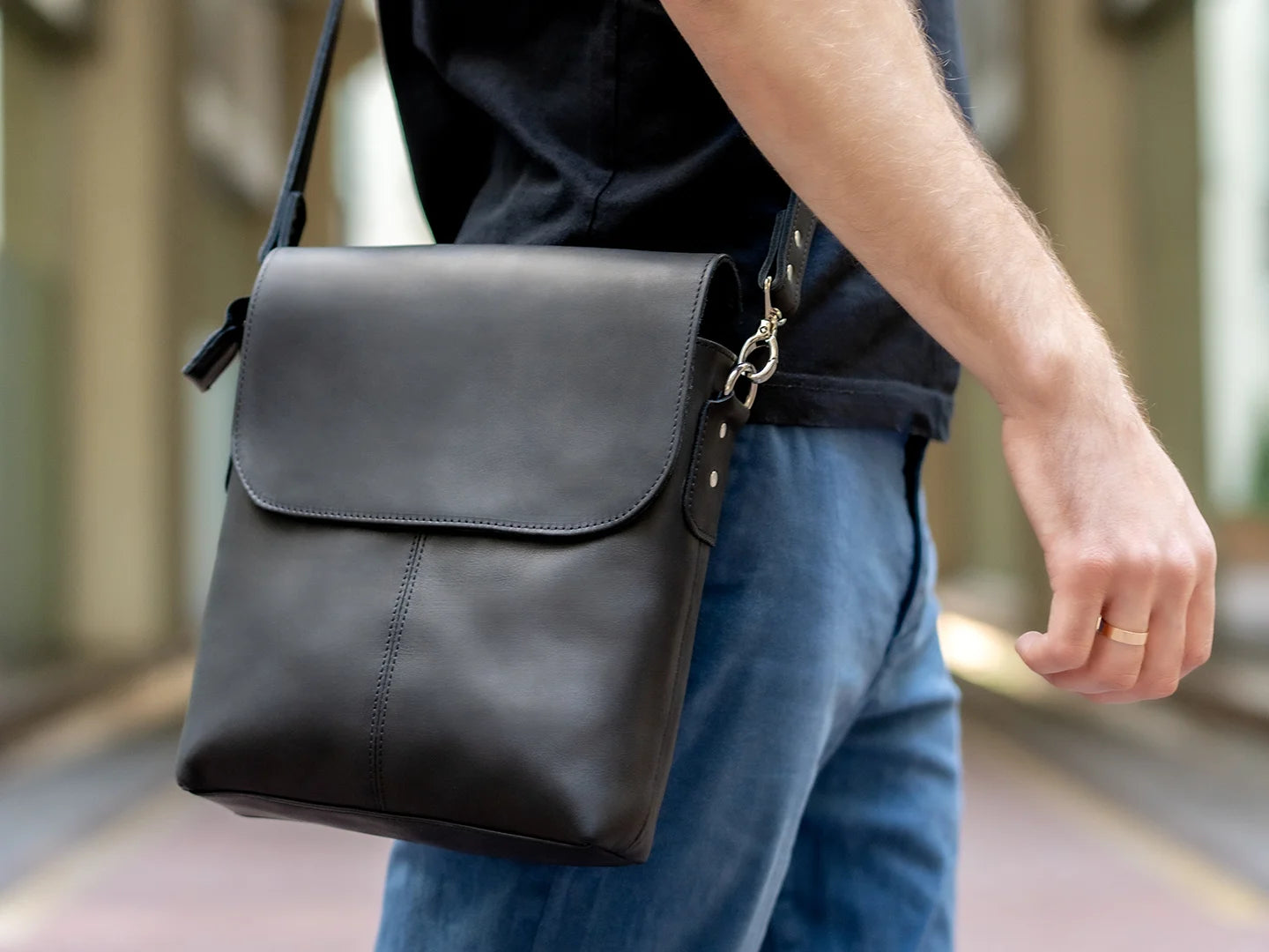 Grip – Leather Flap Over Shoulder Bag for Men, Black