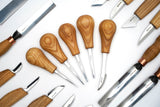 S70 – Erweitertes Holzschnitzset mit Messern, Meißeln, Hohleisen und Schärfzubehör in einem Werkzeughalter