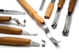 S70 – Erweitertes Holzschnitzset mit Messern, Meißeln, Hohleisen und Schärfzubehör in einem Werkzeughalter