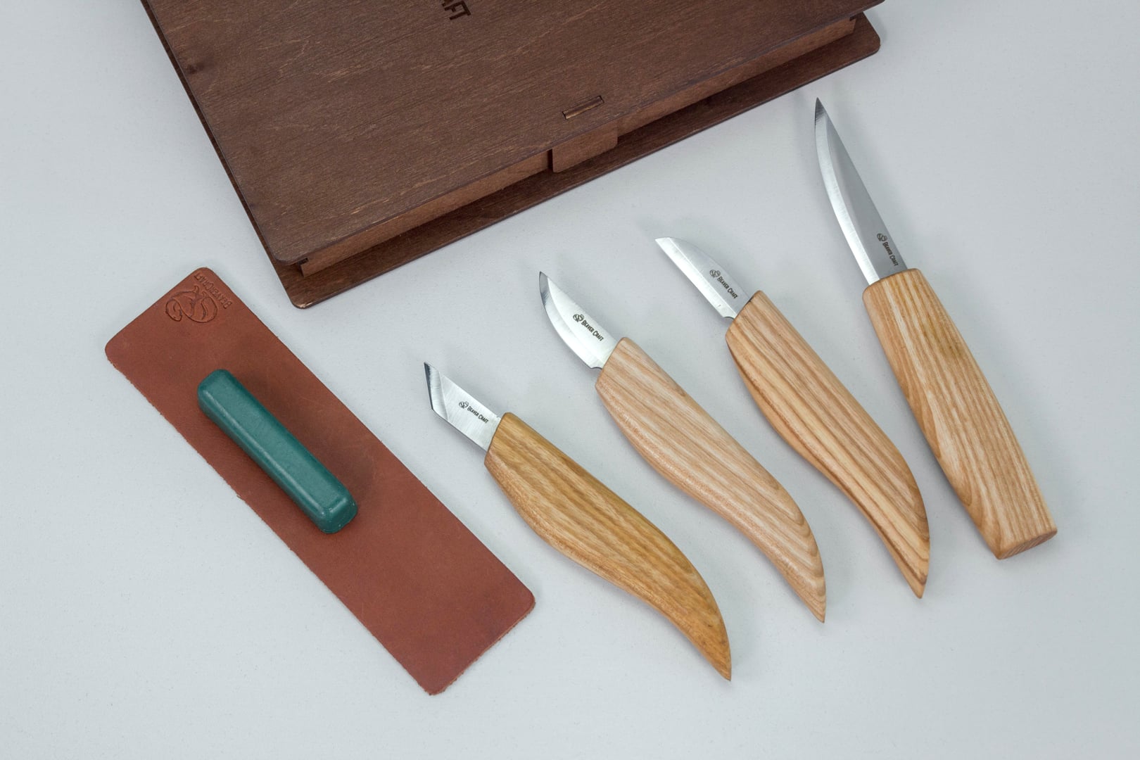 S07 Book – Basic Knives Set mit 4 Messern in einem Bücherregal