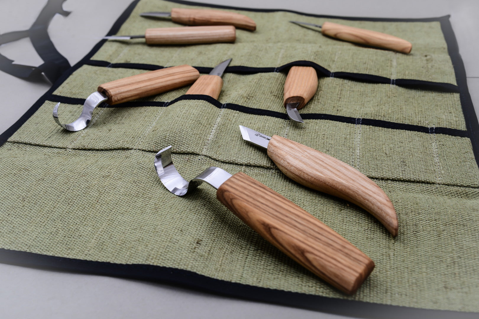 Buy S09L – Set of 4 Knives in Tool Roll (Left handed) online - BeaverCraft  – BeaverCraft Tools