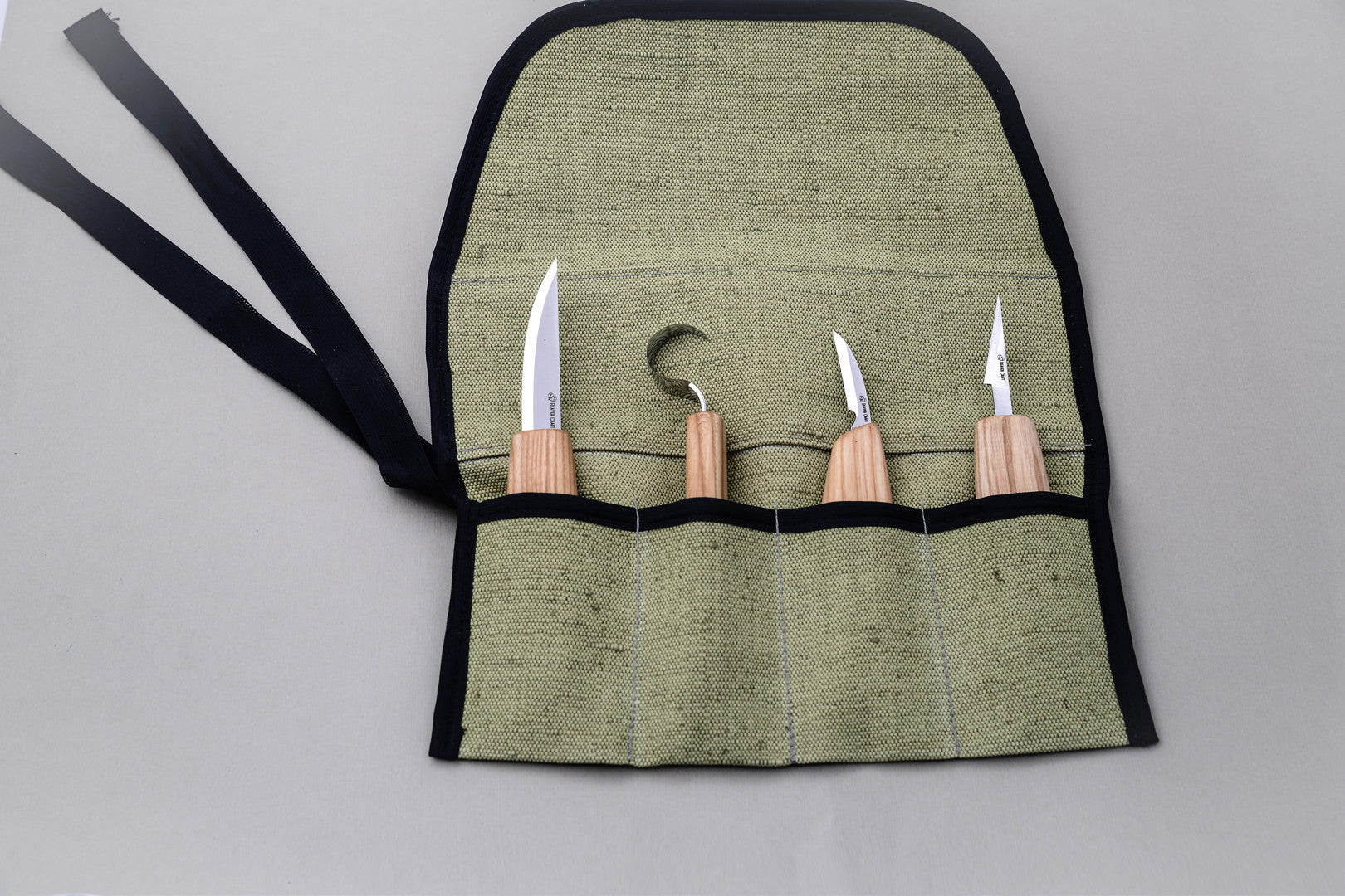 S09L - Set of 4 Knives in Tool Roll (Left handed)