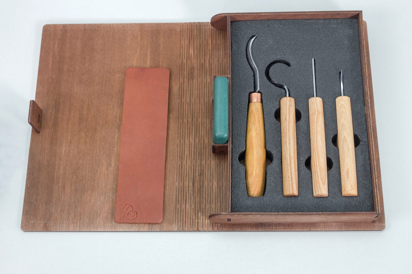 S19L Buch – Löffelschnitzset mit 4 Werkzeugen in einem Bücherregal (Linkshänder)