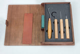 S19 Buch – Löffelschnitzset mit 4 Werkzeugen in einem Bücherregal