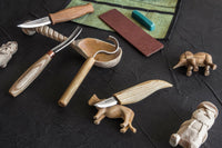 Ensemble professionnel de sculpture de cuillère et kuksa avec couteaux et cuir à aiguiser (gauche) - S43L