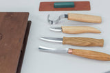 S43L-Buch – Professionelles Set zum Schnitzen von Löffeln und Kuksa mit Messern und Streichriemen in einem Bücherregal von BeaverCraft (Linkshänder)