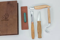 Set profesional para tallado de cuchara y kuksa con cuchillos y correa en estuche de libro BeaverCraft - S43 book
