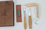 S43L-Buch – Professionelles Set zum Schnitzen von Löffeln und Kuksa mit Messern und Streichriemen in einem Bücherregal von BeaverCraft (Linkshänder)