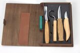 S43-Buch – Professionelles Set zum Schnitzen von Löffeln und Kuksa mit Messern und Streichriemen in einem Bücherregal von BeaverCraft